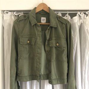 super cute cropped gap lightweight jacket.
